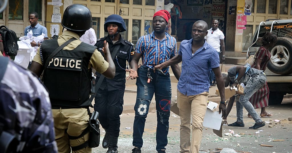 Uganda: opposition leader Bobi Wine says he was beaten by security forces | Africanews Uganda: opposition leader Bobi Wine says he was beaten by security forces | Africanews